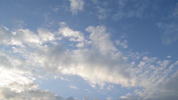 Nuvens brancas em um céu azul vídeo full hd — Vídeo de Stock