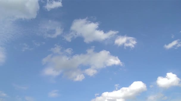 Белые облака на видео голубого неба — стоковое видео