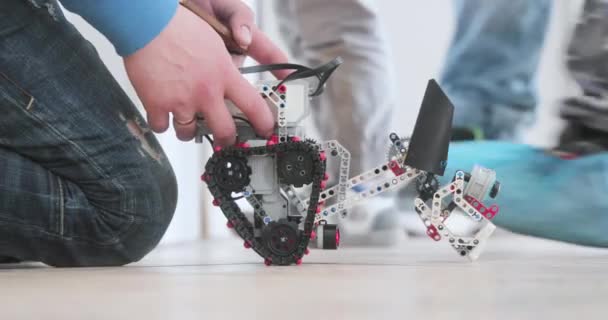 Руки программируют боковой вид собаки-робота — стоковое видео