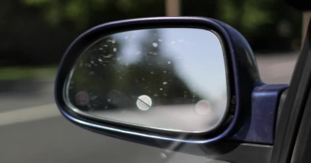 Reflexión en el coche a través de un espejo retrovisor lateral — Vídeos de Stock
