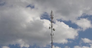 mavi gökyüzü ve beyaz bulutlar karşı antenler kulesi