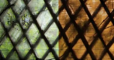 ahşap evin elmas şeklinde örgü ile görünümü