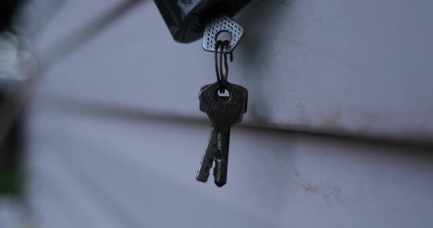 Keys in the lock move video 4k — Stock Video