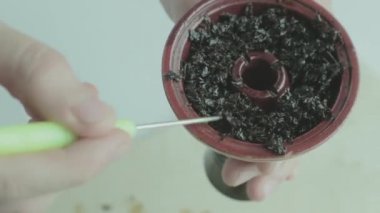 eller kase de nargile için tütün seviye