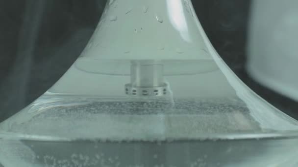 Transparente Flasche mit Wasser beim Rauchen von Wasserpfeife — Stockvideo