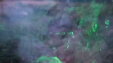 yeşil lazer yavaş hareket video ile aydınlatıldığında duman