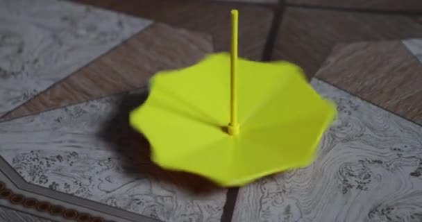 Petit parapluie jaune et plastique tourne autour de son axe — Video