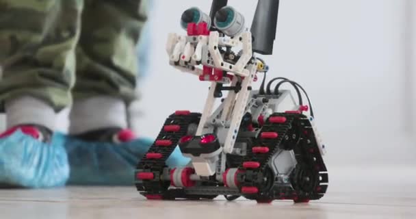 Ηλεκτρονικό ρομπότ σκύλος κινείται στο πάτωμα — Αρχείο Βίντεο