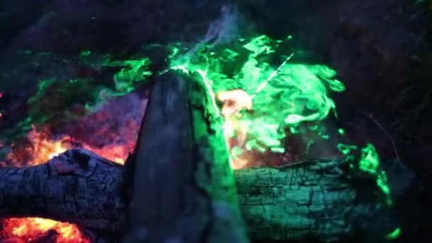 Fogo e fumaça à luz de um vídeo em câmera lenta a laser verde — Vídeo de Stock