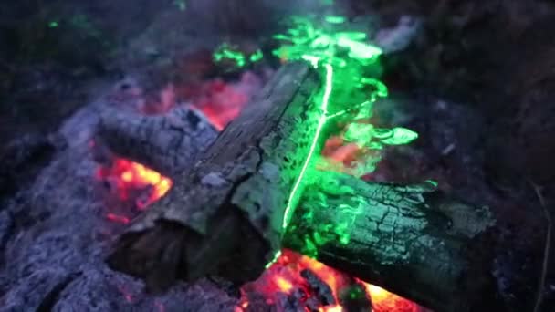 Požár a kouř ve světle zeleného videa s pomalým pohybem laseru — Stock video