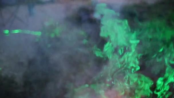 Rook als het verlicht wordt door een groene laser slow motion video — Stockvideo
