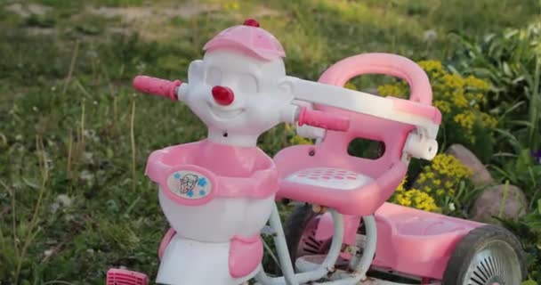 Niños y triciclo rosa en el patio — Vídeos de Stock