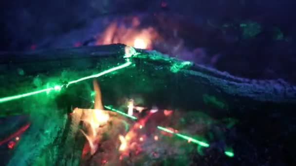 Tűz és füst fényében zöld lézer lassított videó — Stock videók