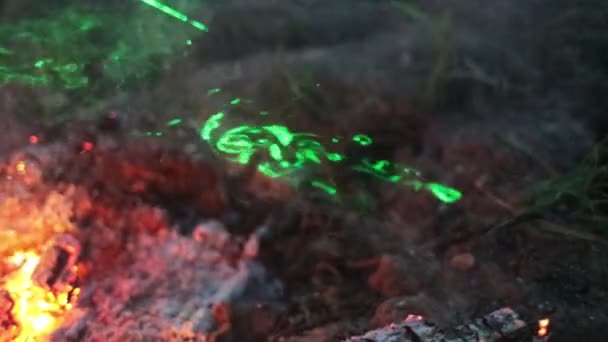 Fuego y humo a la luz de un video en cámara lenta láser verde — Vídeo de stock
