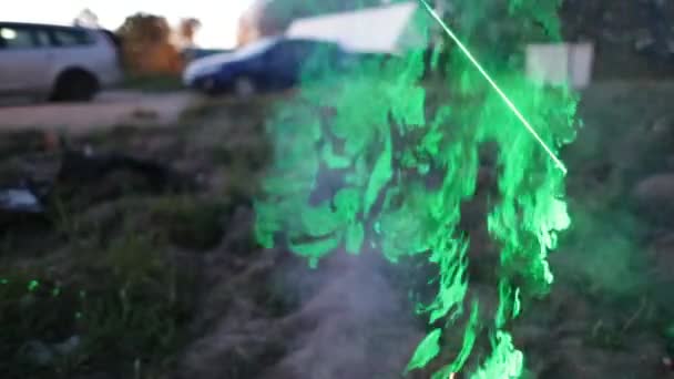 Rook als het verlicht wordt door een groene laser slow motion video — Stockvideo