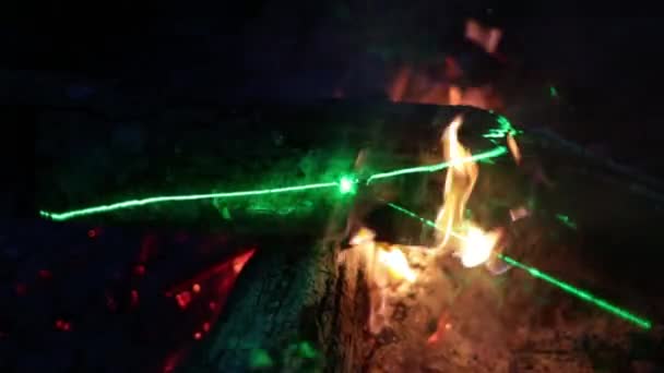 Foc și fum în lumina unui videoclip cu laser verde cu mișcare lentă — Videoclip de stoc