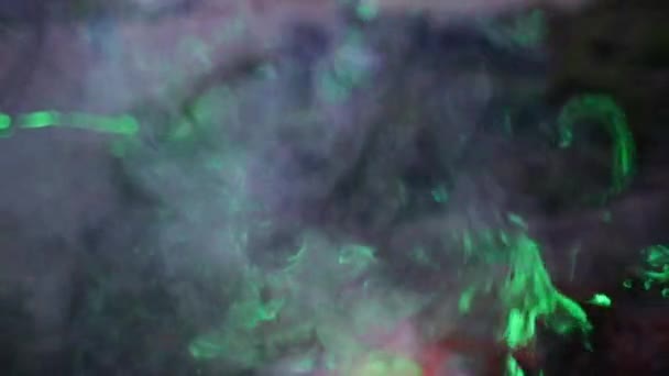Fumo quando illuminato da un video al rallentatore laser verde — Video Stock