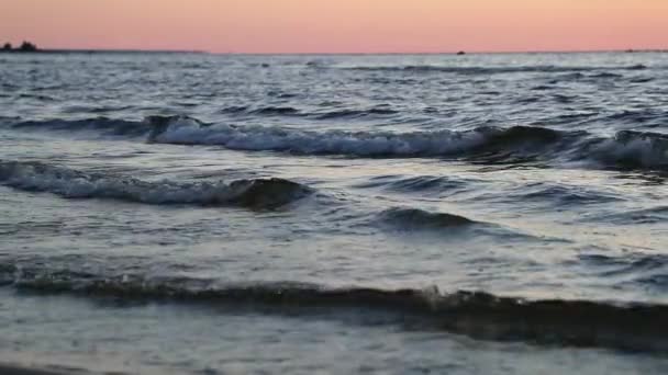 Marea en la hora de verano en el video de cámara lenta durante el día — Vídeos de Stock