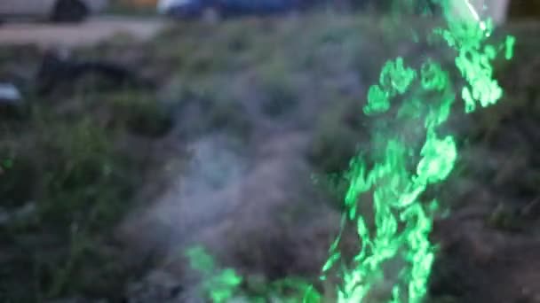 Дым при освещении зеленым светом замедленного видео — стоковое видео