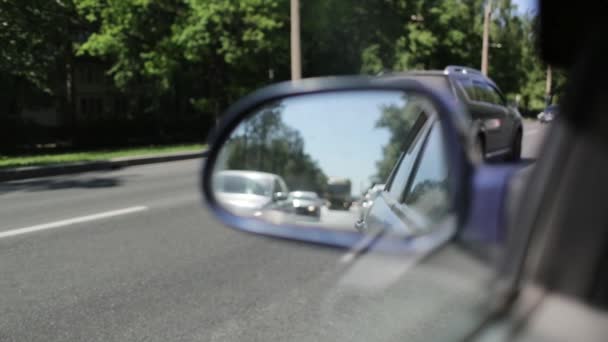 Отражение движения через зеркало бокового вида в замедленном движении автомобиля — стоковое видео