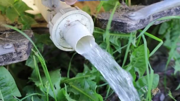 L'eau coule du tuyau d'arrosage ralenti vidéo — Video