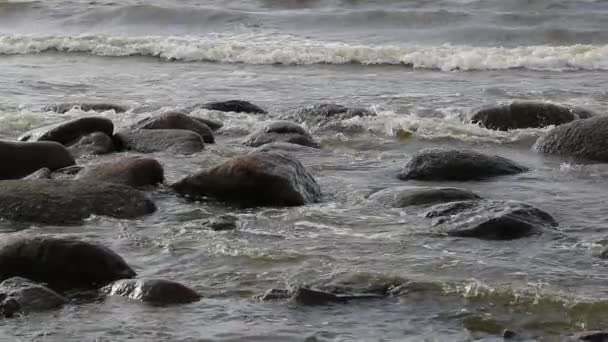 Pedras e o lento movimento da água no mar durante o dia — Vídeo de Stock