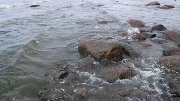 Stenen en de langzame beweging van water in de zee overdag — Stockvideo