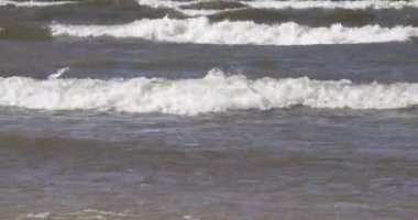 yaz aylarında gündüz deniz dalgaları