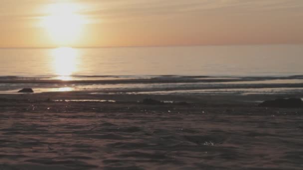 Zonsondergang aan zee met prachtige wolken — Stockvideo