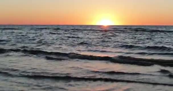 Захід сонця в морі з красивими хмарами — стокове відео
