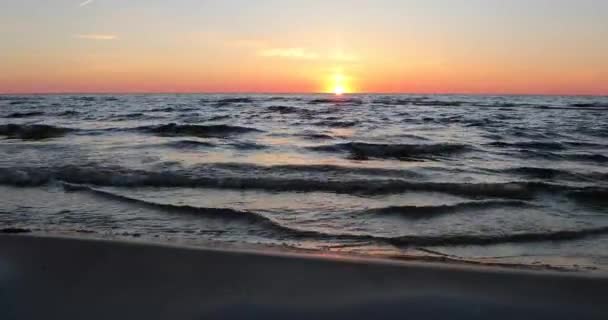 Pôr do sol no mar com belas nuvens — Vídeo de Stock