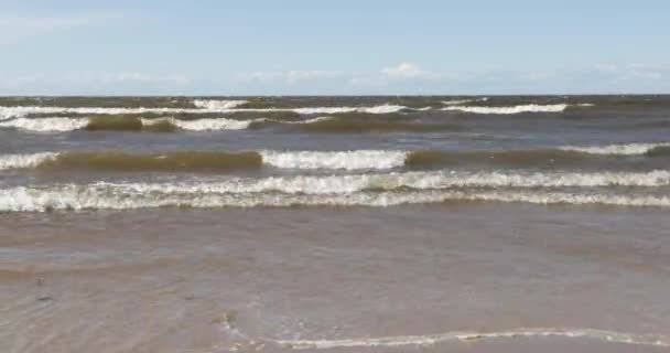 Wellen des Meeres tagsüber im Sommer — Stockvideo
