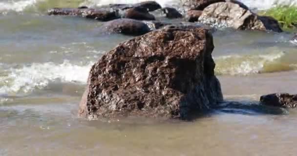 Piedras grandes y el mar en verano durante el día — Vídeo de stock