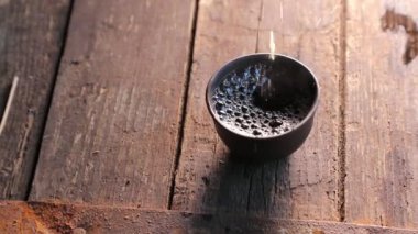 ahşap bir masa yavaş hareket video küçük bir kase içine çay dökün