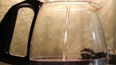 yavaş yavaş çay ile bir cam su ısıtıcısı içine kaynar su dökün