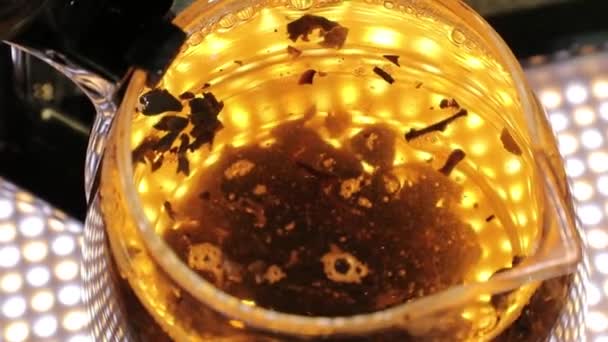 Movimiento del té en un hervidor de agua de vidrio video en cámara lenta — Vídeo de stock