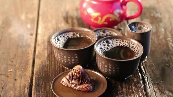 Çay töreni sırasında küçük palcam üzerinde çay dökülmesi — Stok video