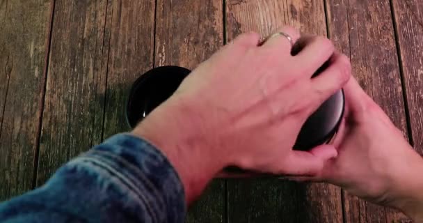 Handen los de Thermos en giet in een kopje koffie — Stockvideo