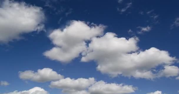 Witte wolken bewegende timelapse-video 4k — Stockvideo