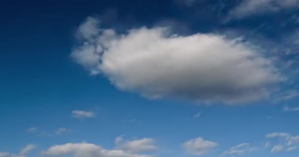 Белые облака движущееся время истечения видео 4k — стоковое видео