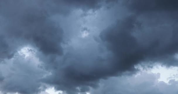 Nubes grises movimiento lapso de tiempo video 4k — Vídeos de Stock