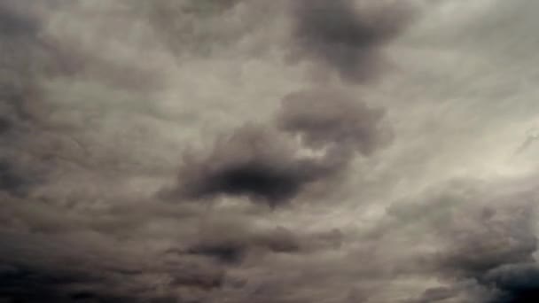 Nubes grises movimiento lapso de tiempo video completo hd — Vídeos de Stock