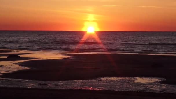 Захід сонця біля моря в літній проміжок часу відео — стокове відео