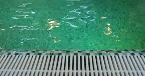 Movimiento de agua en la piscina con iluminación verde — Vídeos de Stock