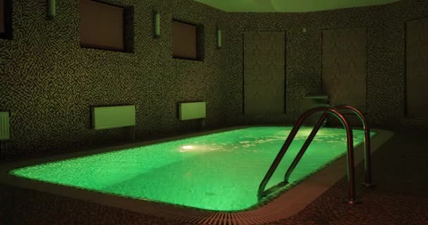 Piscina coperta in un palazzo con illuminazione verde — Video Stock