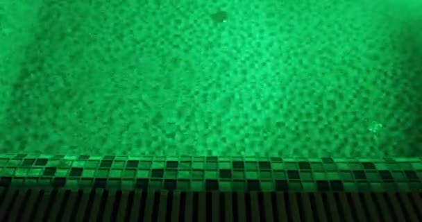 Mouvement de l'eau dans la piscine avec éclairage vert — Video