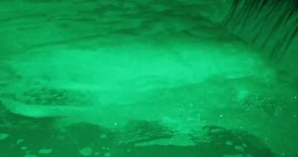 Bewegung des Wassers im Becken mit grüner Beleuchtung — Stockvideo