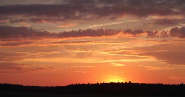 Romántico atardecer con hermosas y escarlata nubes — Vídeo de stock