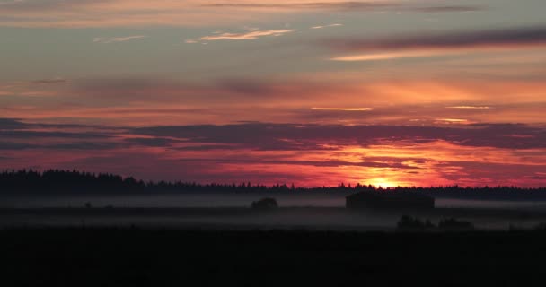 Romantyczny zachód słońca z pięknymi i szkarłatne chmury — Wideo stockowe