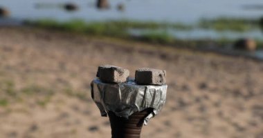 öğleden sonra yaz aylarında plajda folyo ve hindistan cevizi kömürleri ile gerilmiş nargile için fincan